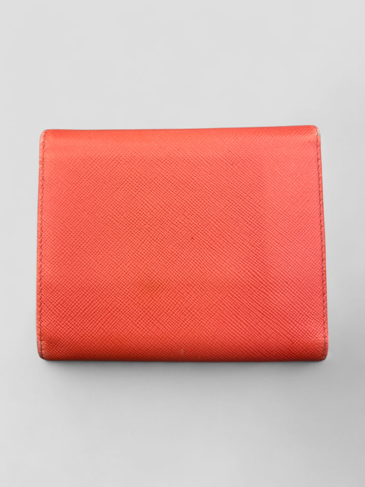 Prada Geldbeutel aus Saffiano-Leder in Pink, mit mehreren Kartenfächern, Münzfach mit Druckknopfverschluss und schlankem Design