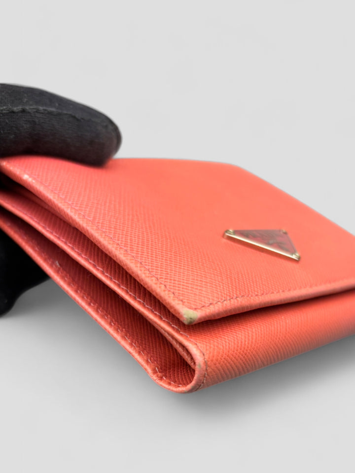 Prada Geldbeutel aus Saffiano-Leder in Pink, mit mehreren Kartenfächern, Münzfach mit Druckknopfverschluss und schlankem Design