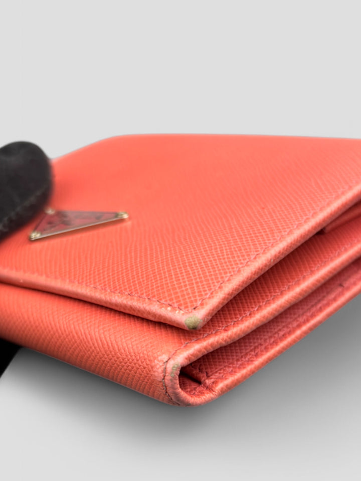Prada Geldbeutel aus Saffiano-Leder in Pink, mit mehreren Kartenfächern, Münzfach mit Druckknopfverschluss und schlankem Design