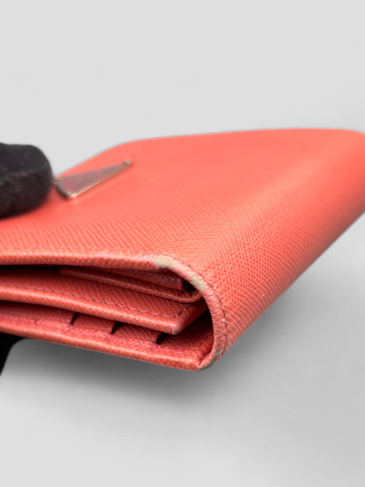 Prada Geldbeutel aus Saffiano-Leder in Pink, mit mehreren Kartenfächern, Münzfach mit Druckknopfverschluss und schlankem Design