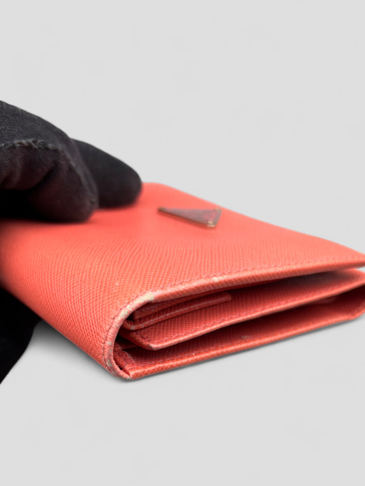 Prada Geldbeutel aus Saffiano-Leder in Pink, mit mehreren Kartenfächern, Münzfach mit Druckknopfverschluss und schlankem Design
