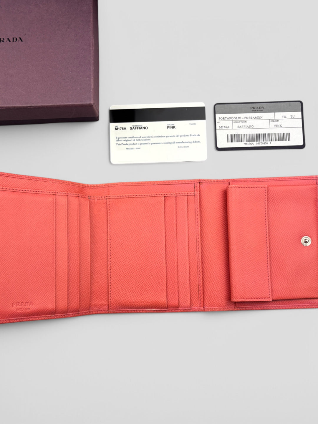Prada Geldbeutel aus Saffiano-Leder in Pink, mit mehreren Kartenfächern, Münzfach mit Druckknopfverschluss und schlankem Design