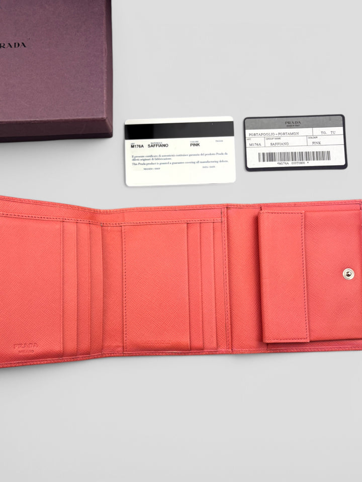 Prada Geldbeutel aus Saffiano-Leder in Pink, mit mehreren Kartenfächern, Münzfach mit Druckknopfverschluss und schlankem Design
