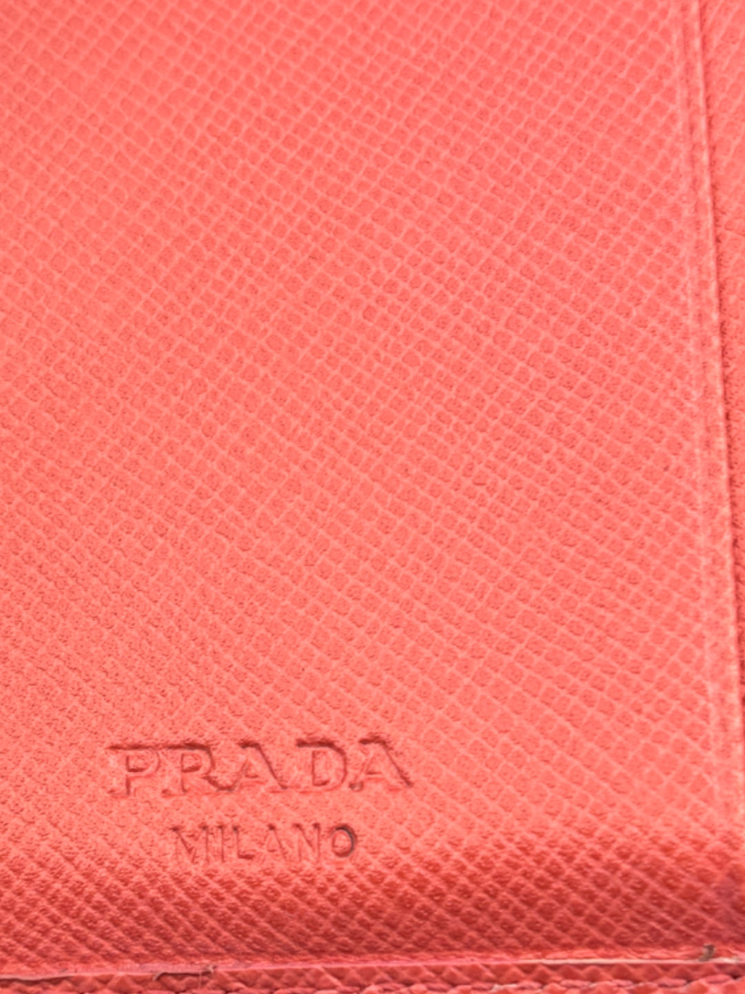 Prada Geldbeutel aus Saffiano-Leder in Pink, mit mehreren Kartenfächern, Münzfach mit Druckknopfverschluss und schlankem Design