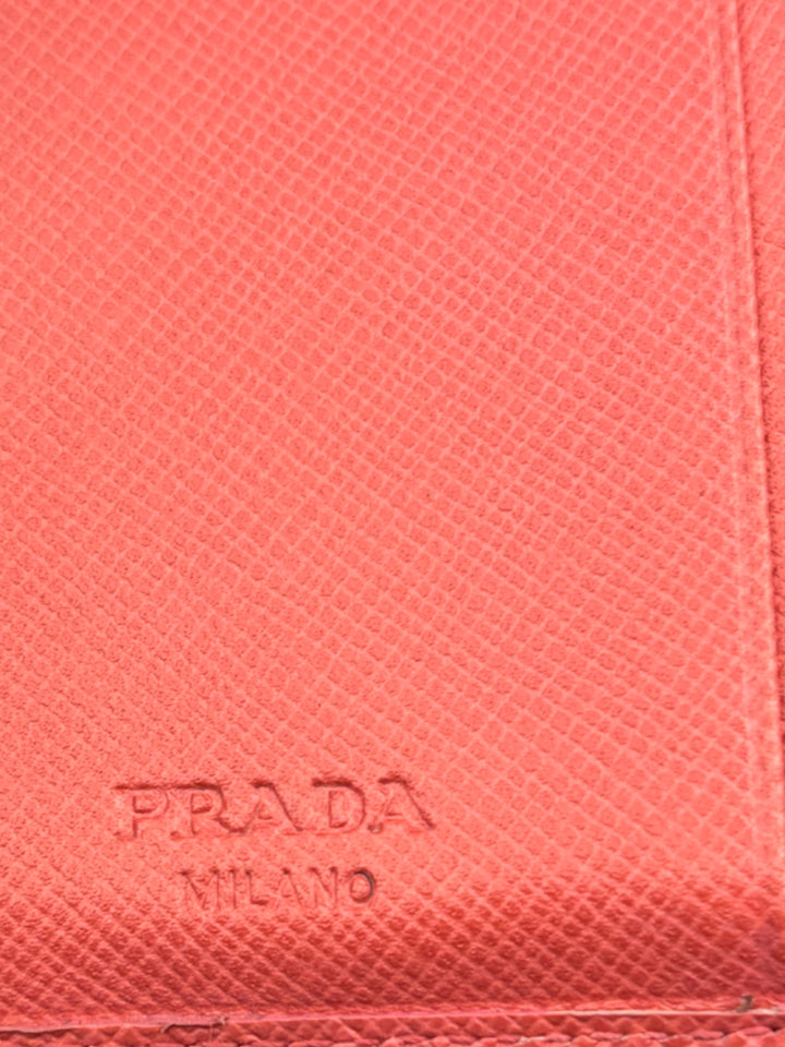 Prada Geldbeutel aus Saffiano-Leder in Pink, mit mehreren Kartenfächern, Münzfach mit Druckknopfverschluss und schlankem Design