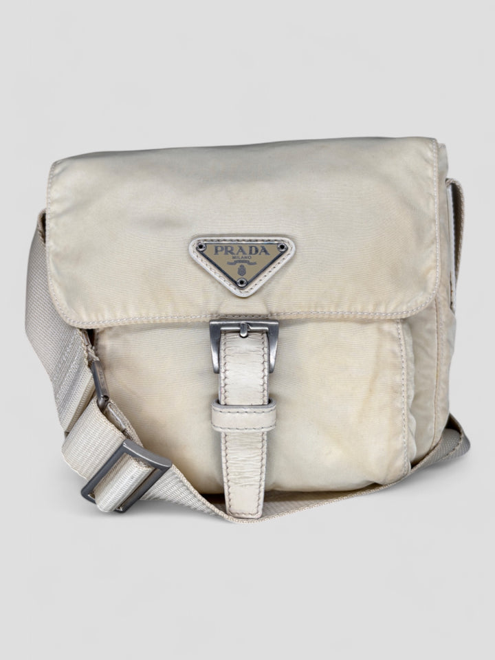 Prada Nylon Strapbag in Beige mit verstellbarem Schultergurt und ikonischem Prada-Dreieckslogo