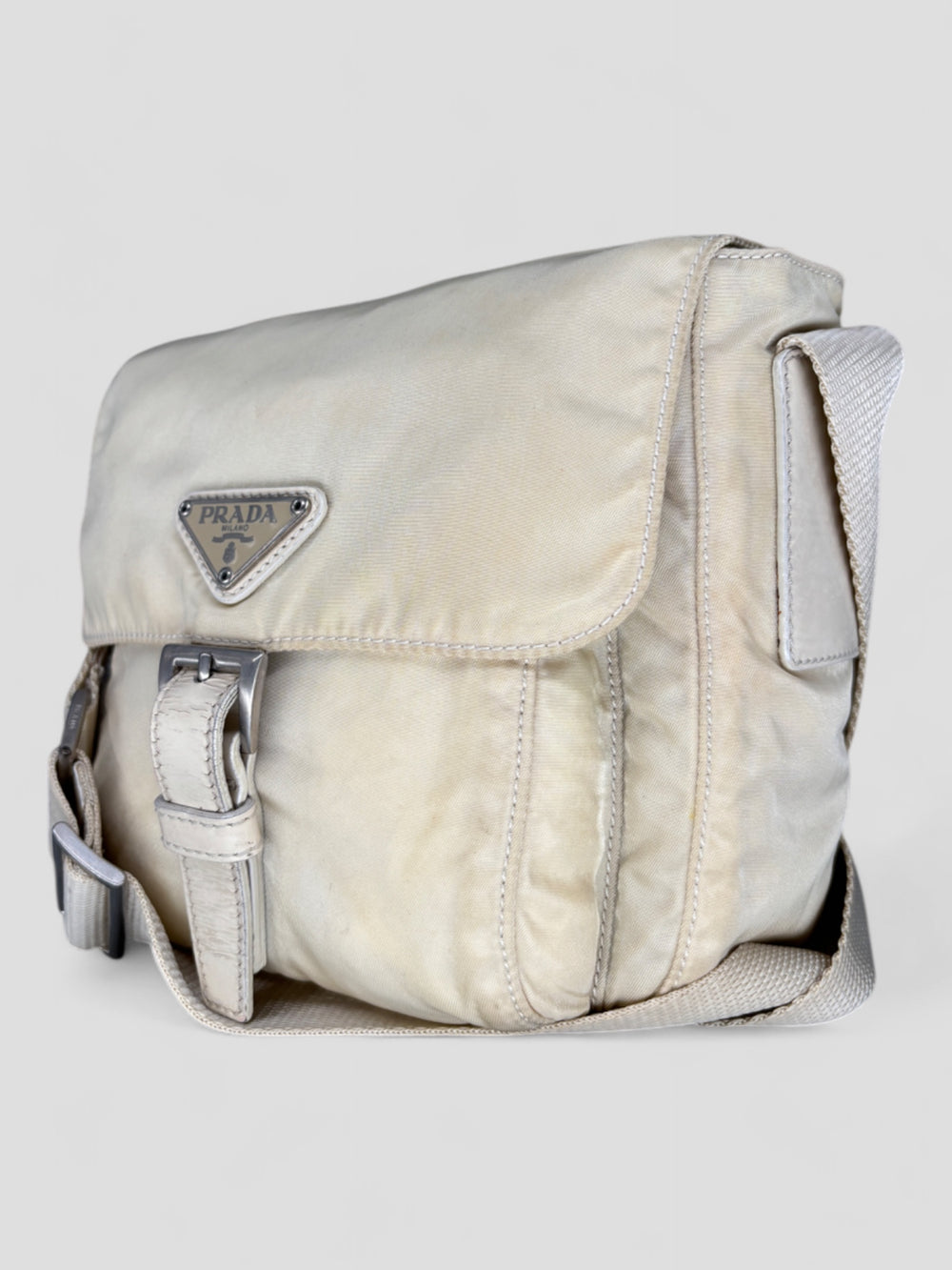 Prada Nylon Strapbag in Beige mit verstellbarem Schultergurt und ikonischem Prada-Dreieckslogo