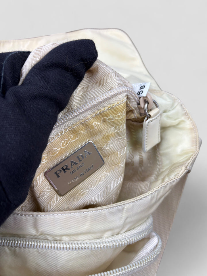 Prada Nylon Strapbag in Beige mit verstellbarem Schultergurt und ikonischem Prada-Dreieckslogo