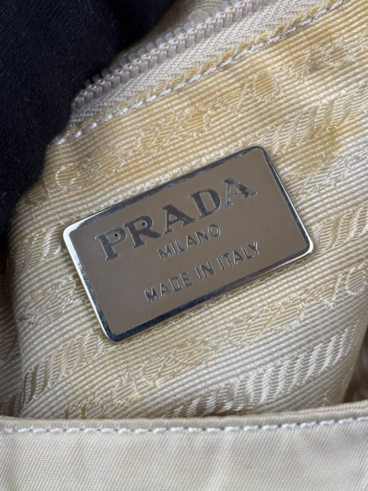 Prada Nylon Strapbag in Beige mit verstellbarem Schultergurt und ikonischem Prada-Dreieckslogo