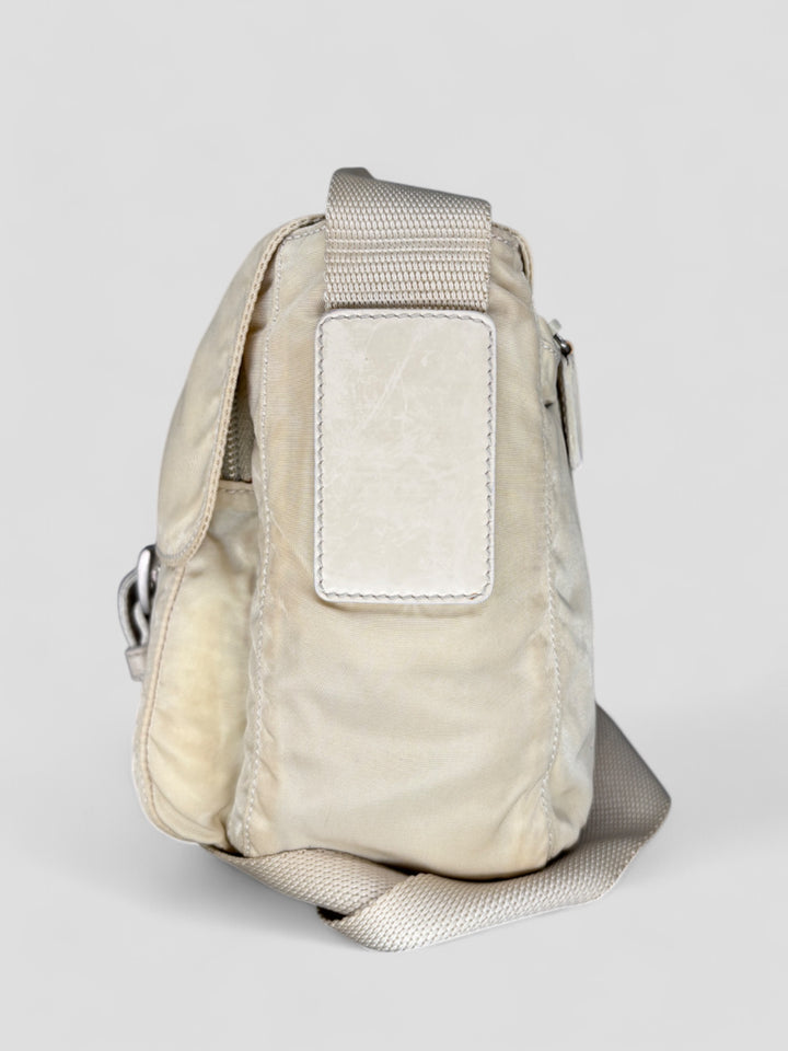 Prada Nylon Strapbag in Beige mit verstellbarem Schultergurt und ikonischem Prada-Dreieckslogo