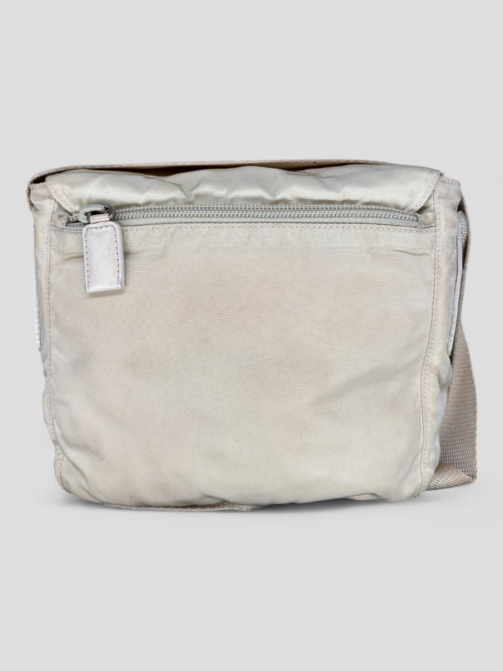 Prada Nylon Strapbag in Beige mit verstellbarem Schultergurt und ikonischem Prada-Dreieckslogo