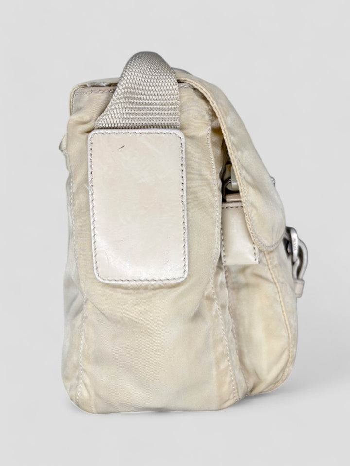 Prada Nylon Strapbag in Beige mit verstellbarem Schultergurt und ikonischem Prada-Dreieckslogo