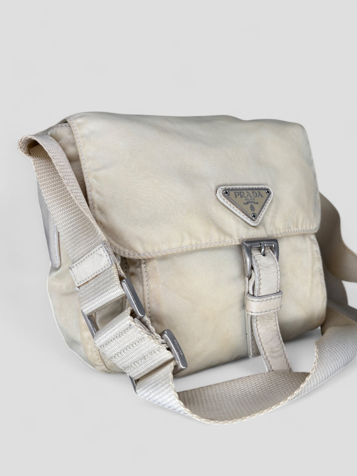 Prada Nylon Strapbag in Beige mit verstellbarem Schultergurt und ikonischem Prada-Dreieckslogo
