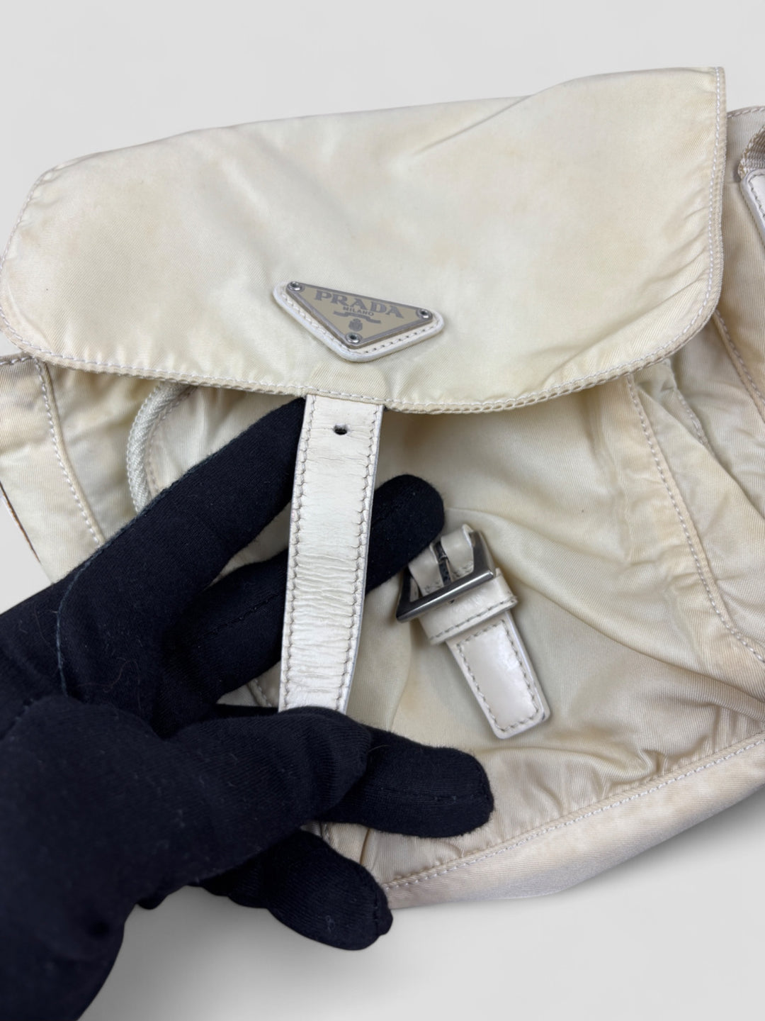 Prada Nylon Strapbag in Beige mit verstellbarem Schultergurt und ikonischem Prada-Dreieckslogo