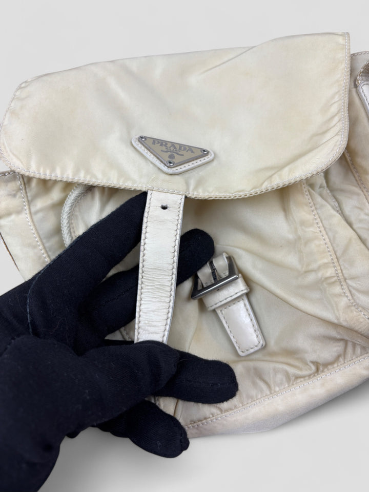Prada Nylon Strapbag in Beige mit verstellbarem Schultergurt und ikonischem Prada-Dreieckslogo