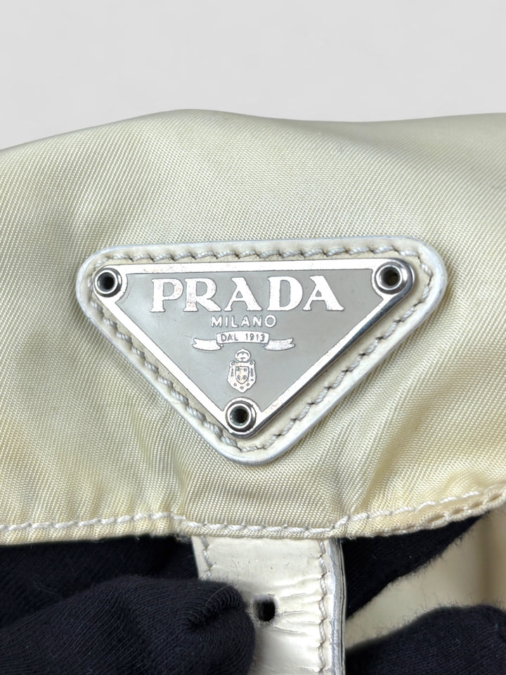 Prada Nylon Strapbag in Beige mit verstellbarem Schultergurt und ikonischem Prada-Dreieckslogo