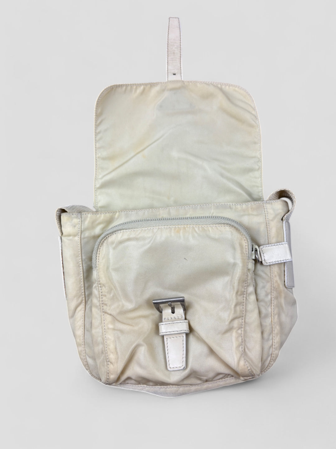 Prada Nylon Strapbag in Beige mit verstellbarem Schultergurt und ikonischem Prada-Dreieckslogo