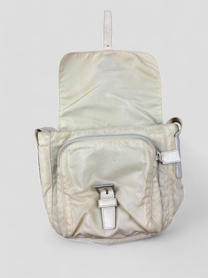 Prada Nylon Strapbag in Beige mit verstellbarem Schultergurt und ikonischem Prada-Dreieckslogo