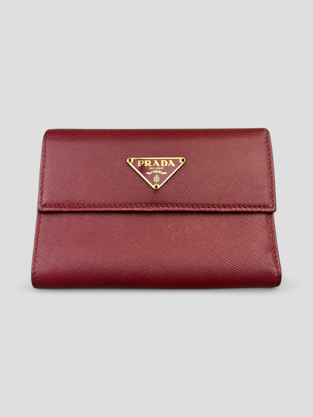 Prada Unisex Geldbeutel aus schwarzem Saffiano-Leder, mit zahlreichen Kartenfächern, separatem Münzfach und schlankem Design.