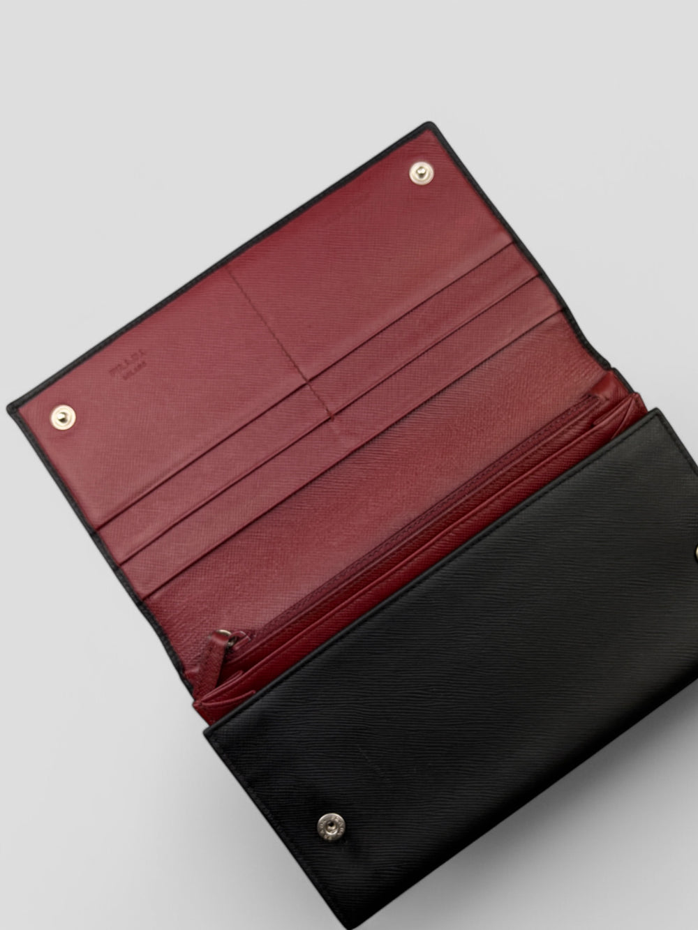 Prada Unisex Geldbeutel aus schwarzem Saffiano-Leder, mit zahlreichen Kartenfächern, separatem Münzfach und schlankem Design