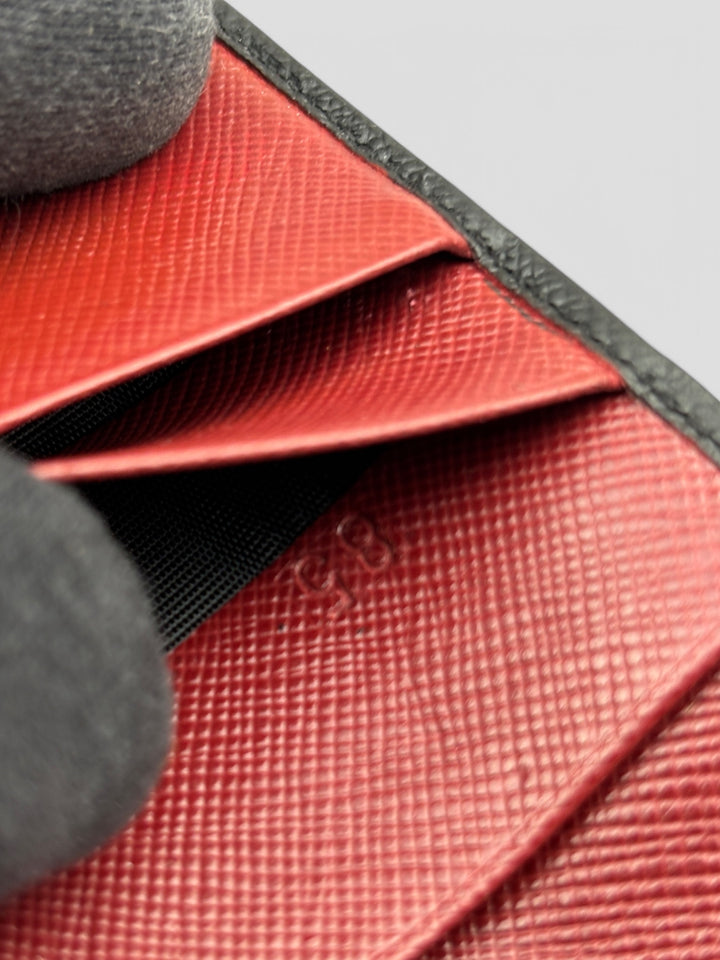 Prada Unisex Geldbeutel aus schwarzem Saffiano-Leder, mit zahlreichen Kartenfächern, separatem Münzfach und schlankem Design