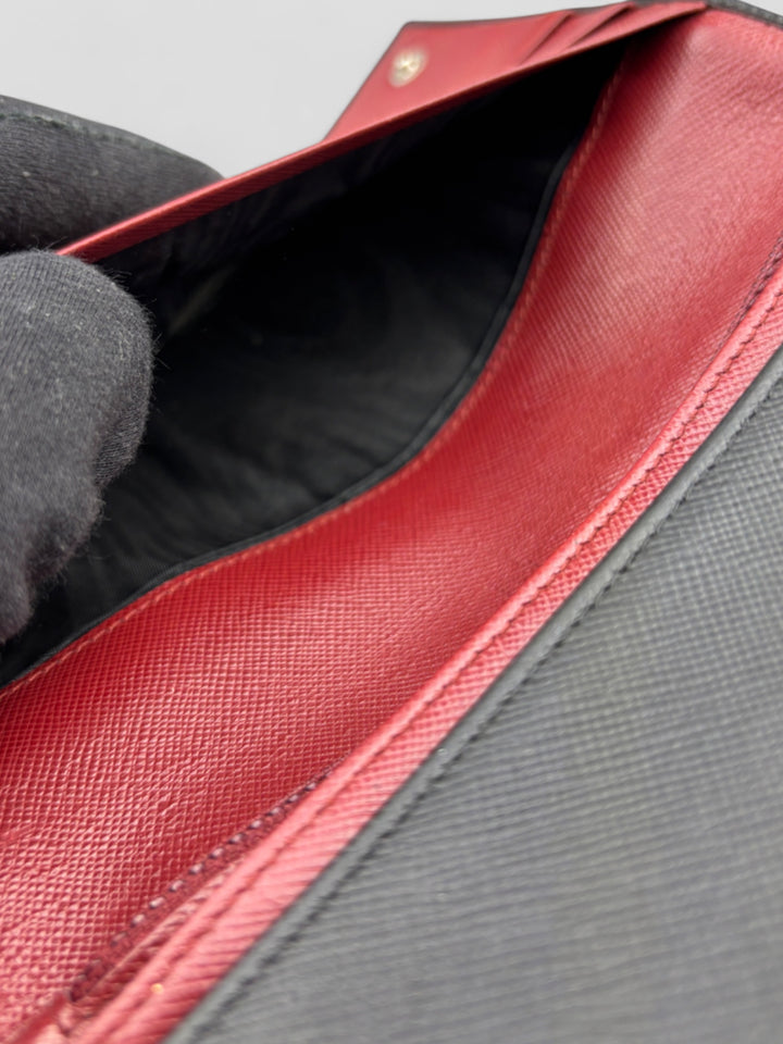 Prada Unisex Geldbeutel aus schwarzem Saffiano-Leder, mit zahlreichen Kartenfächern, separatem Münzfach und schlankem Design