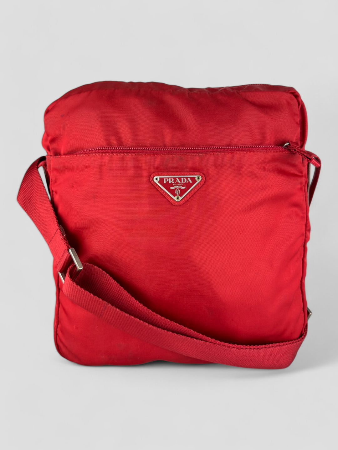 Prada Vintage Herren Sidebag in leuchtendem Rot aus strapazierfähigem Nylon mit klassischem Prada-Dreieckslogo und verstellbarem Schulterriemen.