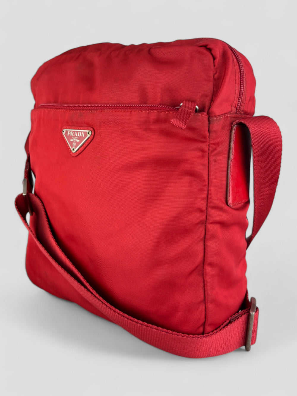 Prada Vintage Herren Sidebag in leuchtendem Rot aus strapazierfähigem Nylon mit klassischem Prada-Dreieckslogo und verstellbarem Schulterriemen