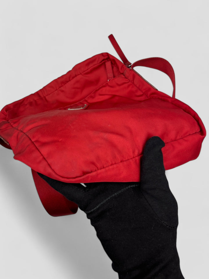 Prada Vintage Herren Sidebag in leuchtendem Rot aus strapazierfähigem Nylon mit klassischem Prada-Dreieckslogo und verstellbarem Schulterriemen