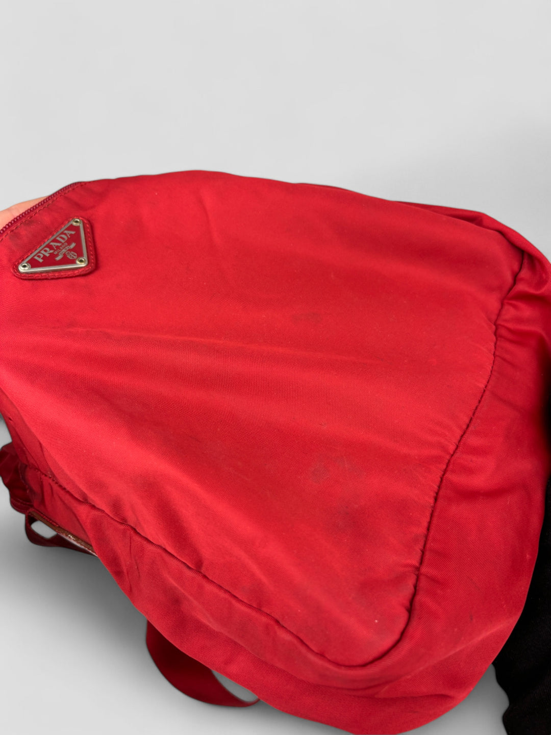 Prada Vintage Herren Sidebag in leuchtendem Rot aus strapazierfähigem Nylon mit klassischem Prada-Dreieckslogo und verstellbarem Schulterriemen