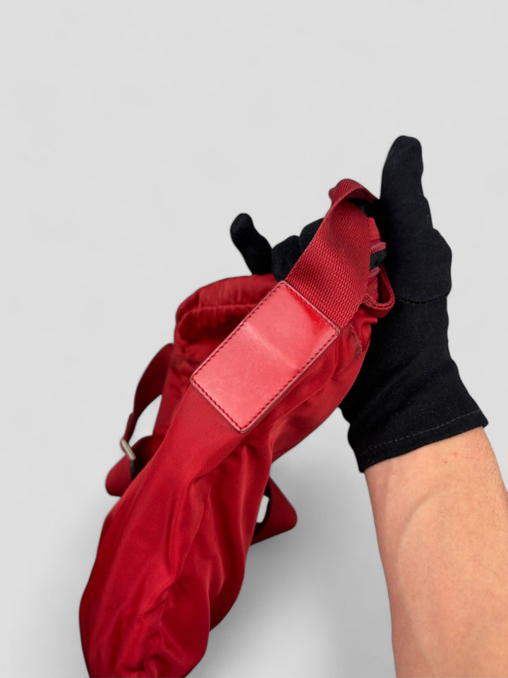Prada Vintage Herren Sidebag in leuchtendem Rot aus strapazierfähigem Nylon mit klassischem Prada-Dreieckslogo und verstellbarem Schulterriemen