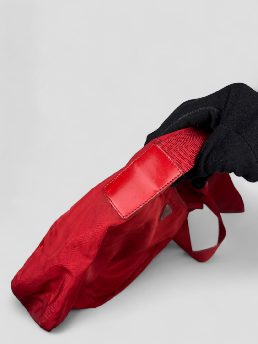 Prada Vintage Herren Sidebag in leuchtendem Rot aus strapazierfähigem Nylon mit klassischem Prada-Dreieckslogo und verstellbarem Schulterriemen