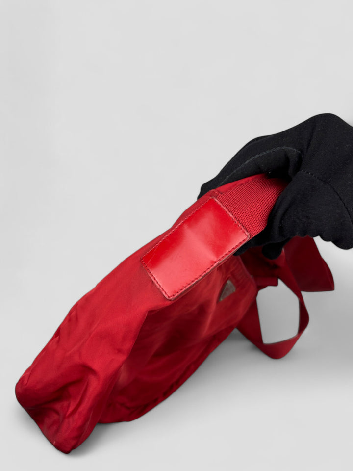Prada Vintage Herren Sidebag in leuchtendem Rot aus strapazierfähigem Nylon mit klassischem Prada-Dreieckslogo und verstellbarem Schulterriemen
