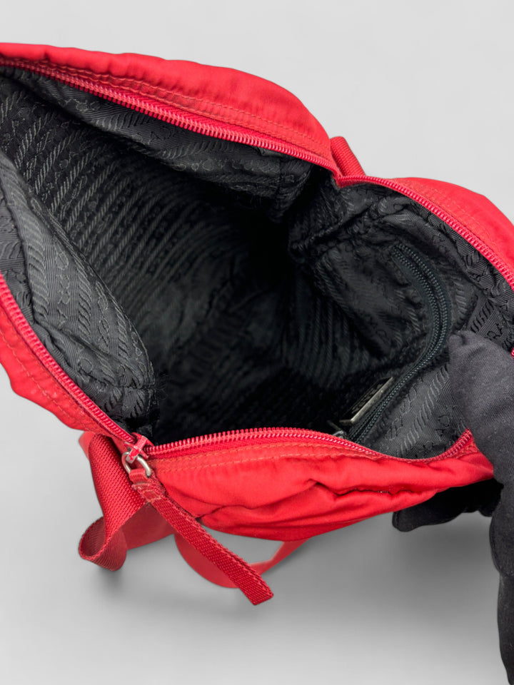 Prada Vintage Herren Sidebag in leuchtendem Rot aus strapazierfähigem Nylon mit klassischem Prada-Dreieckslogo und verstellbarem Schulterriemen