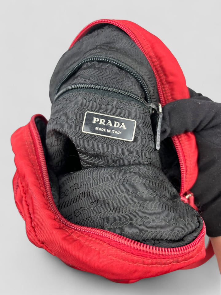 Prada Vintage Herren Sidebag in leuchtendem Rot aus strapazierfähigem Nylon mit klassischem Prada-Dreieckslogo und verstellbarem Schulterriemen
