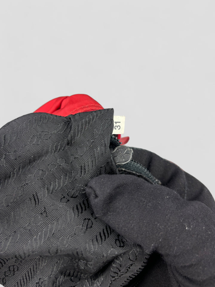 Prada Vintage Herren Sidebag in leuchtendem Rot aus strapazierfähigem Nylon mit klassischem Prada-Dreieckslogo und verstellbarem Schulterriemen