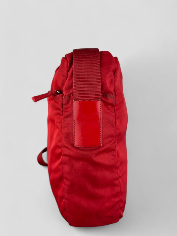 Prada Vintage Herren Sidebag in leuchtendem Rot aus strapazierfähigem Nylon mit klassischem Prada-Dreieckslogo und verstellbarem Schulterriemen