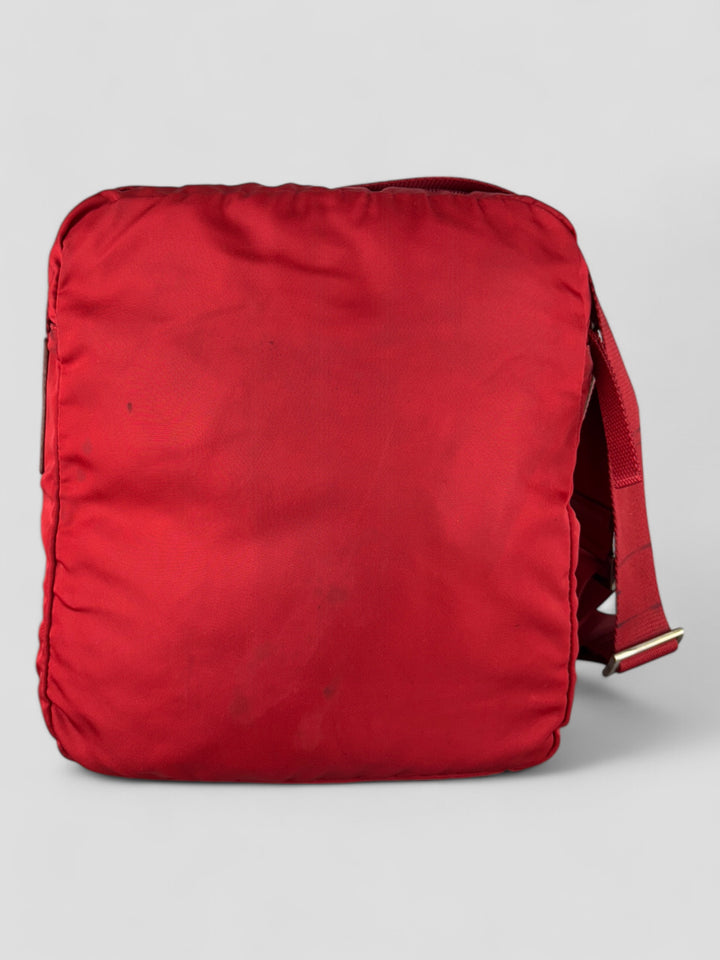 Prada Vintage Herren Sidebag in leuchtendem Rot aus strapazierfähigem Nylon mit klassischem Prada-Dreieckslogo und verstellbarem Schulterriemen