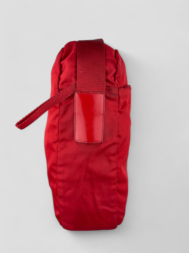 Prada Vintage Herren Sidebag in leuchtendem Rot aus strapazierfähigem Nylon mit klassischem Prada-Dreieckslogo und verstellbarem Schulterriemen