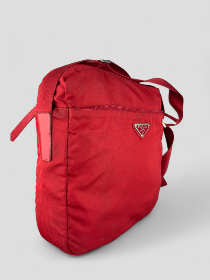 Prada Vintage Herren Sidebag in leuchtendem Rot aus strapazierfähigem Nylon mit klassischem Prada-Dreieckslogo und verstellbarem Schulterriemen