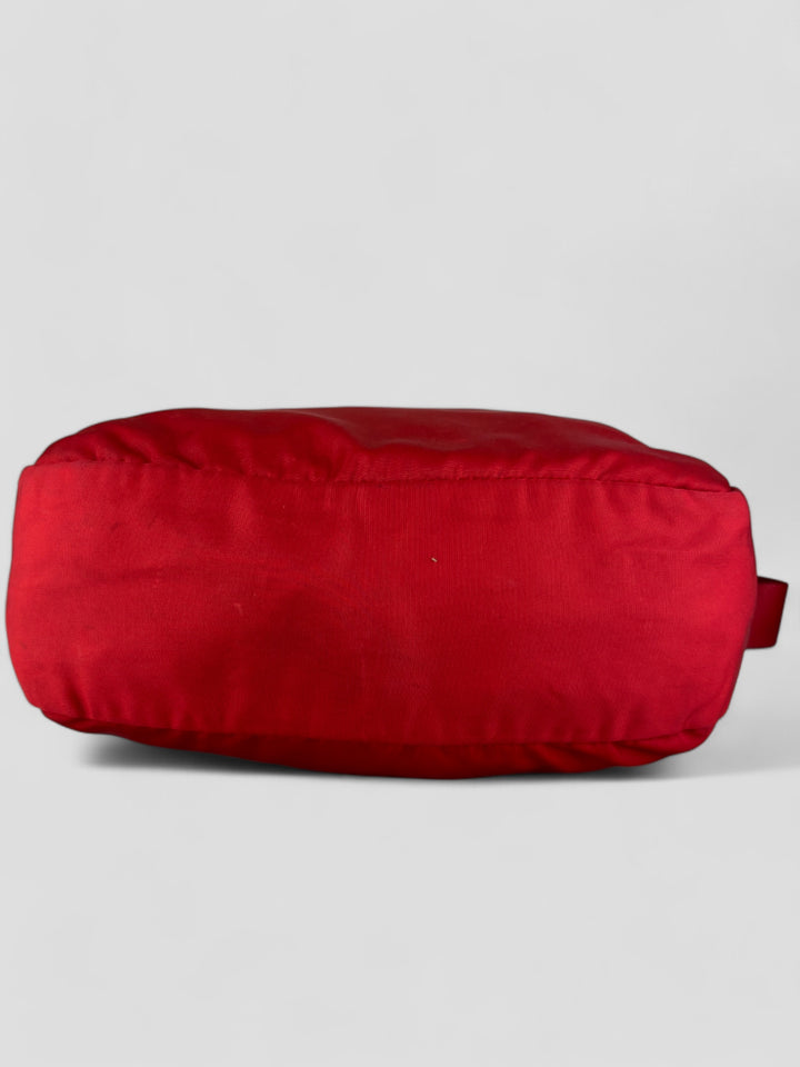 Prada Vintage Herren Sidebag in leuchtendem Rot aus strapazierfähigem Nylon mit klassischem Prada-Dreieckslogo und verstellbarem Schulterriemen