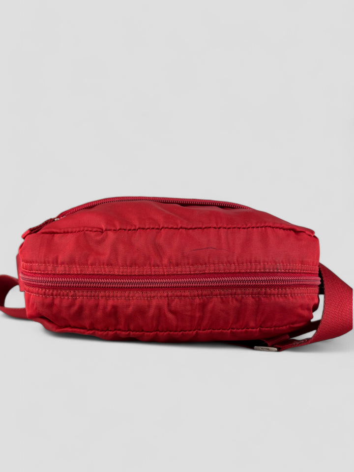 Prada Vintage Herren Sidebag in leuchtendem Rot aus strapazierfähigem Nylon mit klassischem Prada-Dreieckslogo und verstellbarem Schulterriemen