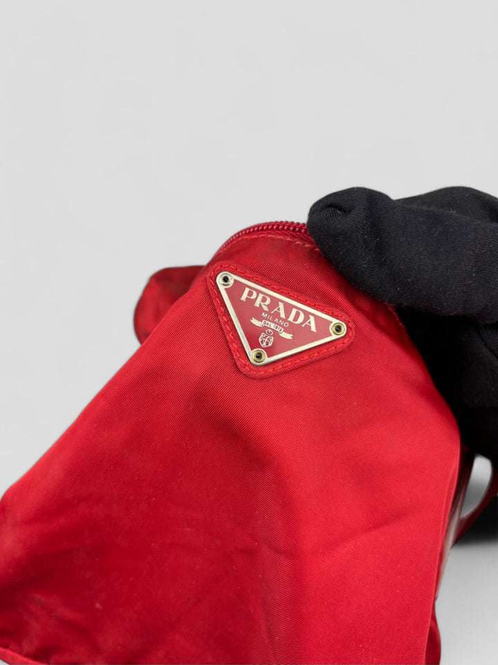 Prada Vintage Herren Sidebag in leuchtendem Rot aus strapazierfähigem Nylon mit klassischem Prada-Dreieckslogo und verstellbarem Schulterriemen