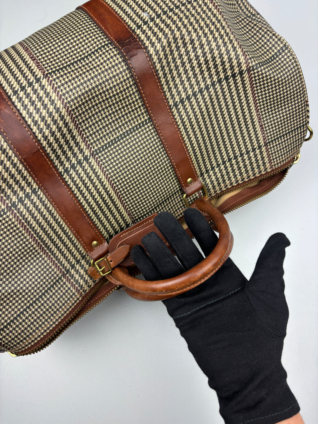 Ralph Lauren Reisetasche mit klassischem Karomuster, braunen Lederdetails und goldfarbenen Akzenten