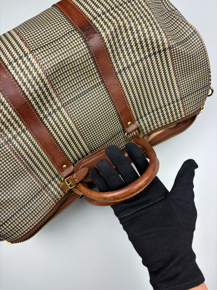 Ralph Lauren Reisetasche mit klassischem Karomuster, braunen Lederdetails und goldfarbenen Akzenten