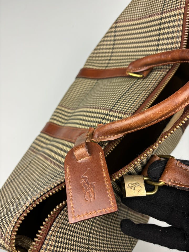 Ralph Lauren Reisetasche mit klassischem Karomuster, braunen Lederdetails und goldfarbenen Akzenten