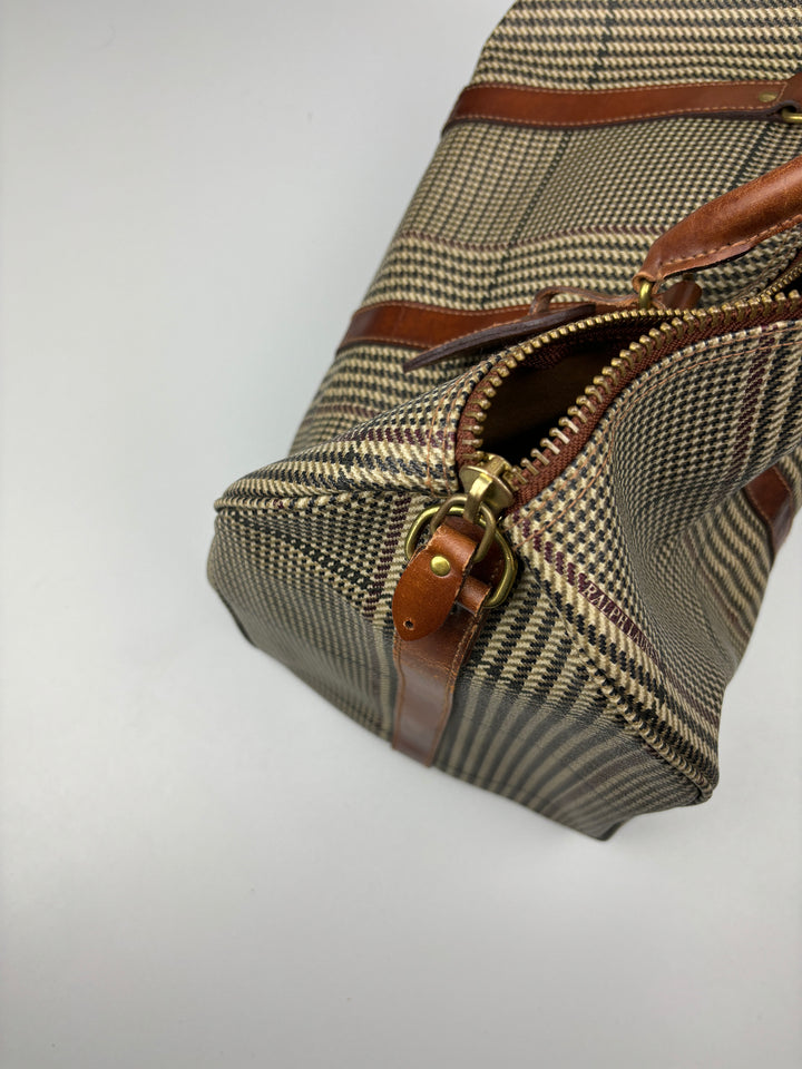 Ralph Lauren Reisetasche mit klassischem Karomuster, braunen Lederdetails und goldfarbenen Akzenten
