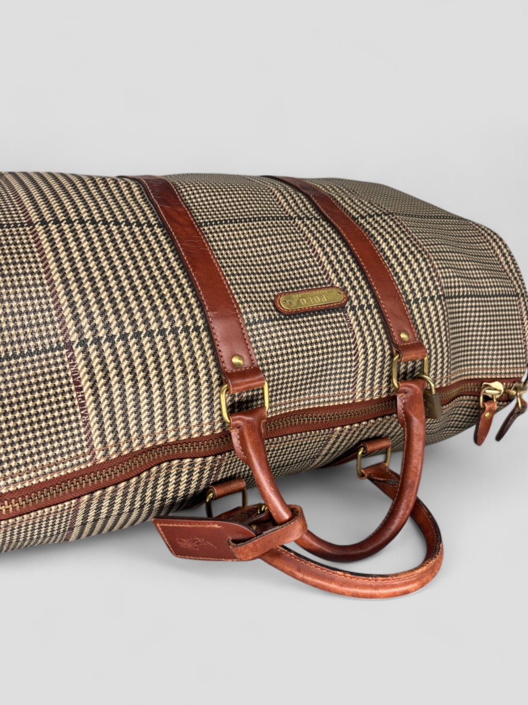 Ralph Lauren Reisetasche mit klassischem Karomuster, braunen Lederdetails und goldfarbenen Akzenten