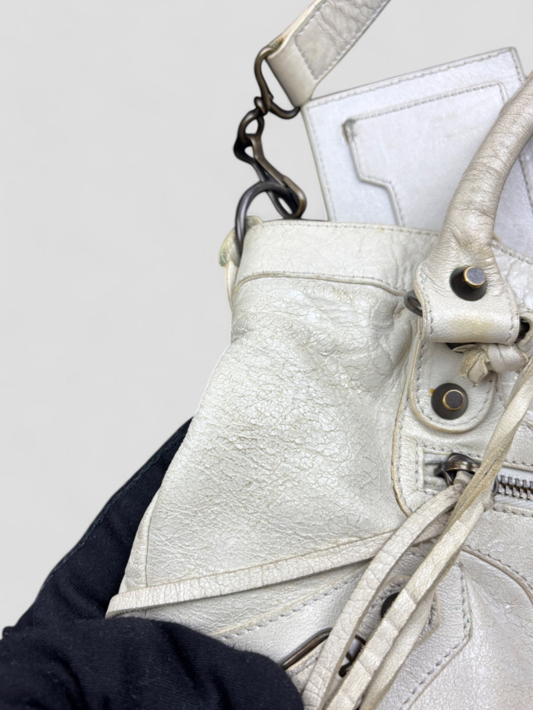 Vintage Balenciaga Damen 2-in-1 City Bag Weiss mit Nieten und Spiegelanhänger, Second-Hand Balenciaga Bag White