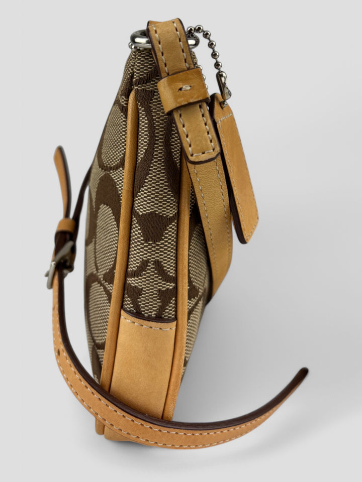 Vintage Damen Coach Umhängetasche, Signature-Muster, Lederdetails, Alltagstasche, kompakte Größe, elegantes Design, orangefarbenes Innenfutter